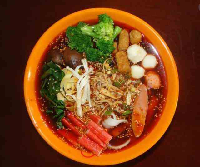 麻辣燙店員用腳踩食材 外賣小哥都看不下去了！