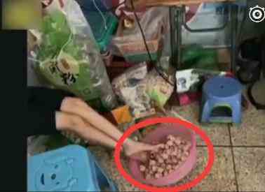 麻辣燙店員用腳踩食材 外賣小哥都看不下去了！