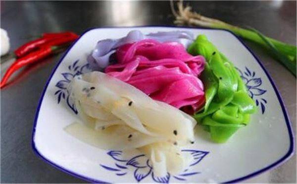 【五彩涼皮加盟】五彩涼皮生意怎么樣?經典美食供應商