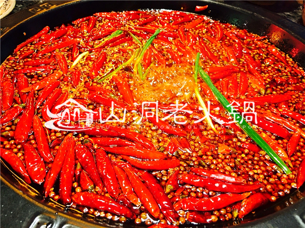 四川本地人吃什么火鍋？這家店門前排的隊就是答案！