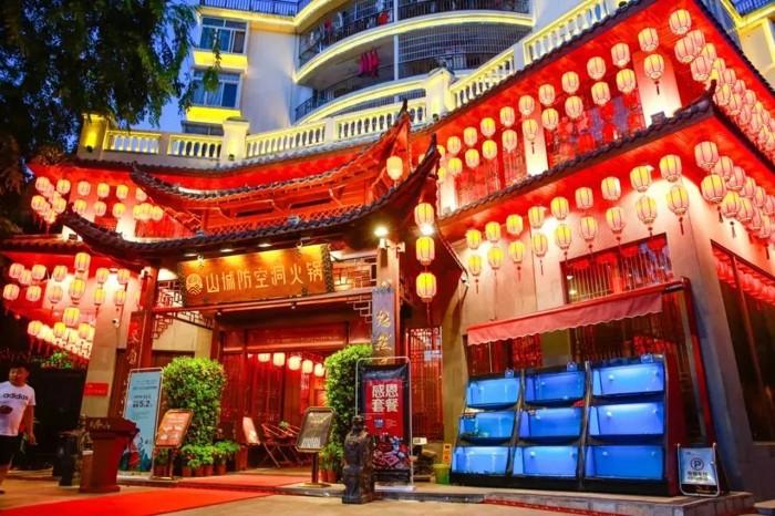 重慶哪家火鍋***正宗？山城防空洞火鍋讓你走著進、扶墻出