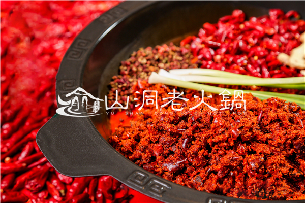 重慶***出名的火鍋品牌？渝山洞老火鍋當之無愧！