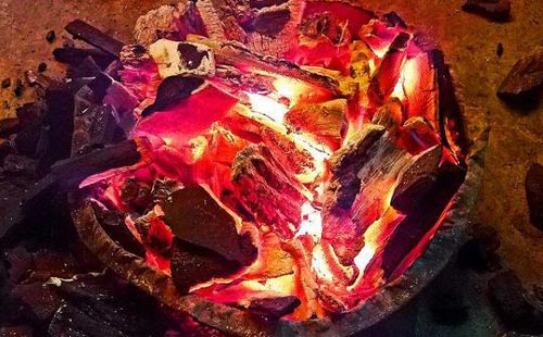 百草味果木炭火烤肉、引領烤肉新潮流