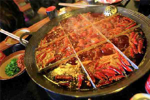 加盟宇食天下噴泉火鍋創造出當地的特色火鍋店鋪 幫你輕松致富