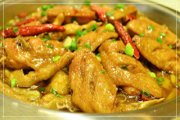 胖哥家肉蟹煲秘制風味主打，食之念念不忘