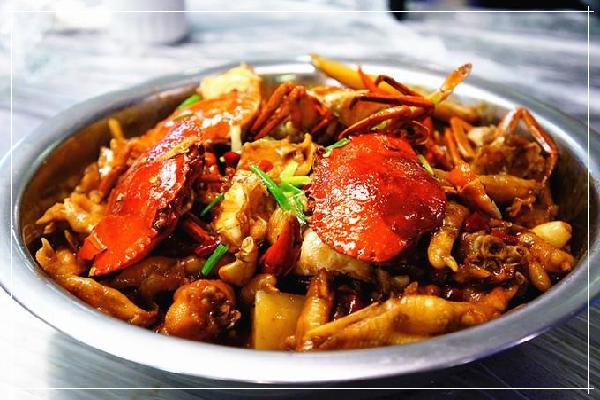 胖哥家肉蟹煲秘制風味主打，食之念念不忘