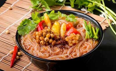 一家生意比較好的酸辣粉店需要做些什么