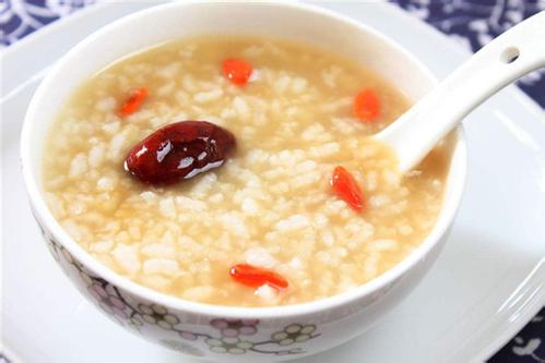 小粥仙是行業(yè)巨頭，加盟它帶你飛！
