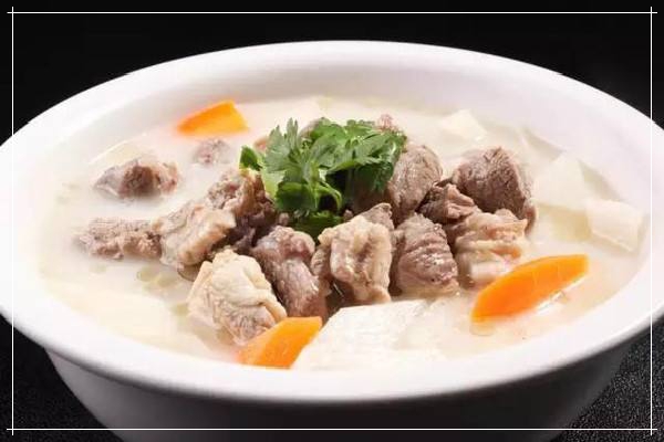 三盛和羊肉湯藥用價(jià)值極高，乃滋補(bǔ)佳品