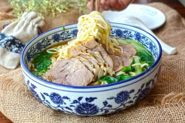 紅燈照牛肉面加盟費(fèi)用不是很高 加盟其中創(chuàng)業(yè)可以很好的降低創(chuàng)業(yè)中的風(fēng)險(xiǎn)