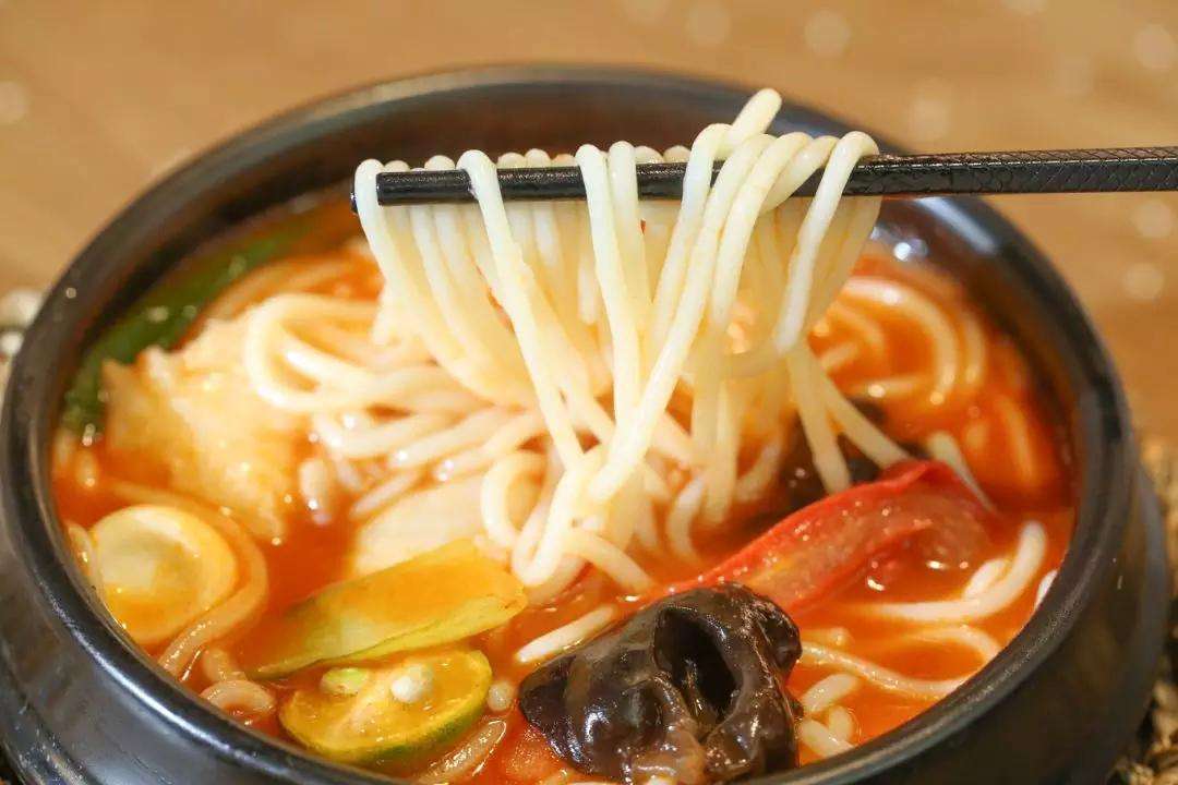 開米線店賺錢嗎？云知緣過(guò)橋米線優(yōu)勢(shì)多