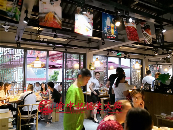 大型火鍋店加盟,渝中記憶老火鍋是你登上創(chuàng)業(yè)高山的臺階