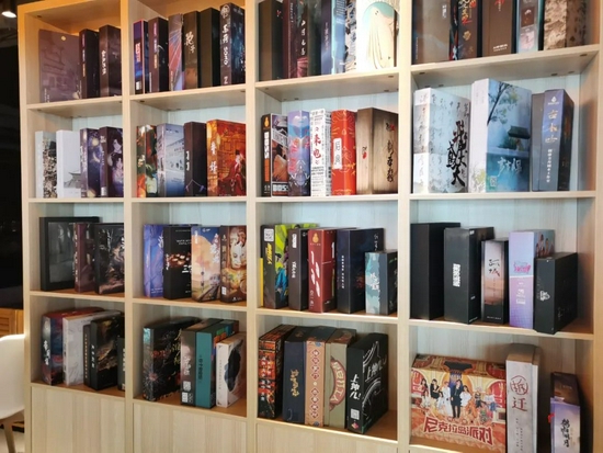 年輕人掘金劇本殺：“為愛(ài)發(fā)電”難為繼，盜版、倒閉潮與開店潮齊飛