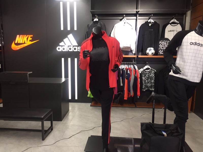 耐克阿迪折扣店加盟：顧客少意味著利潤低嗎？耐克阿迪等優質正品貨源渠道