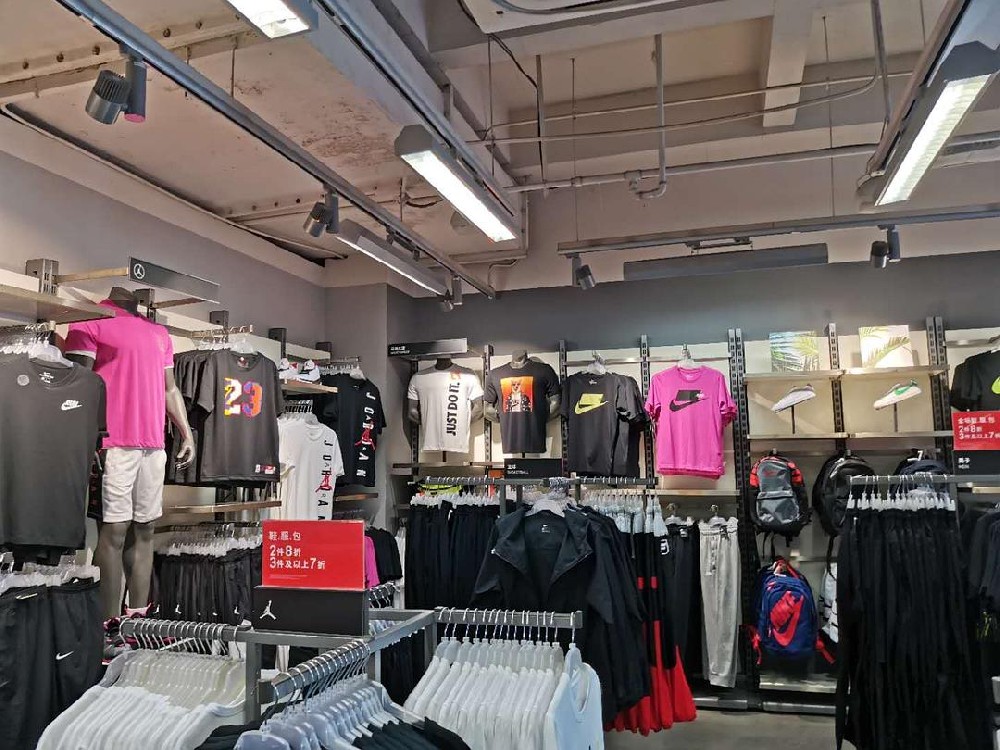 如何在滿大街的耐克阿迪折扣店競(jìng)爭(zhēng)中脫穎而出？