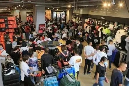 耐克阿迪折扣店的拿貨量由什么決定?