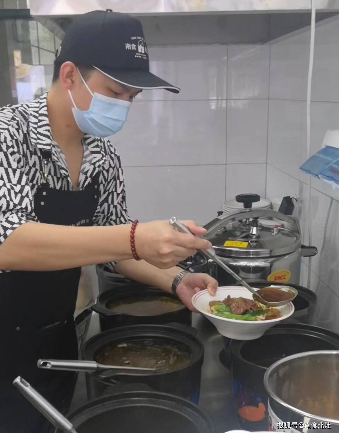 “南食北灶”首家直營店正式開業(yè) 賓客品嘗正宗澆頭面