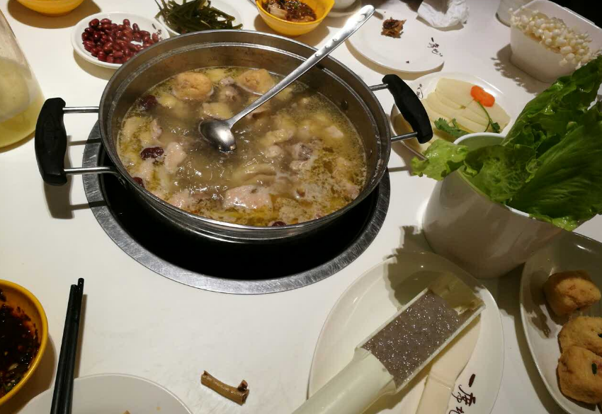 一席地雞窩餐飲有什么加盟優勢_加盟費是多少