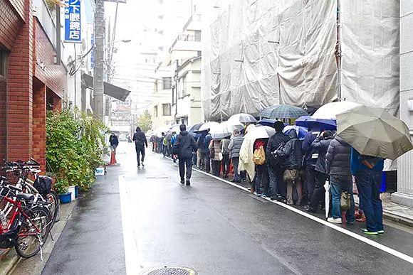 只有9個座位，每天只賣150碗拉面，卻是全球***
