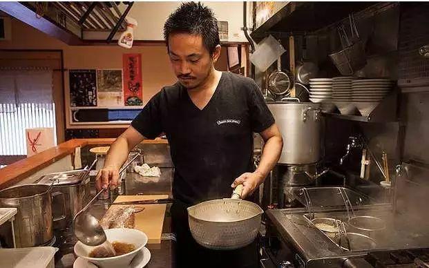 只有9個座位，每天只賣150碗拉面，卻是全球***