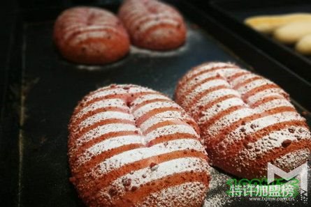 面包愛上你加盟費多少錢？開店成本大解析！【