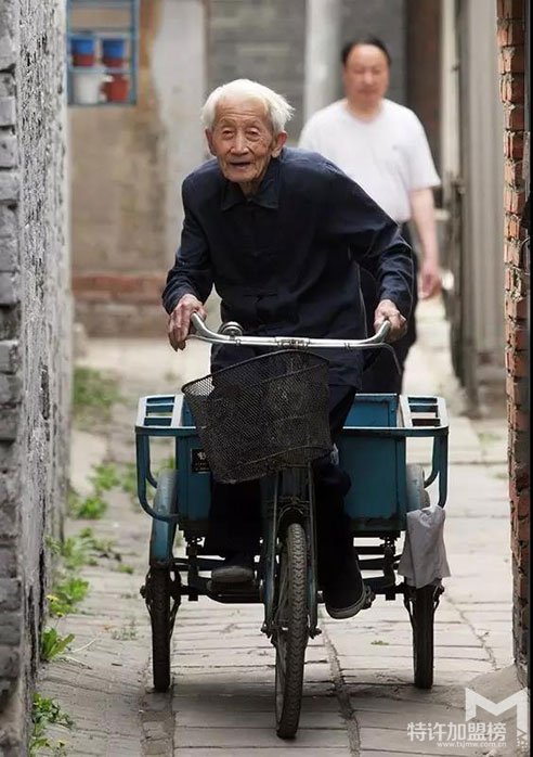 “剃頭匠”靖師傅——平凡又不平凡的一生<spa