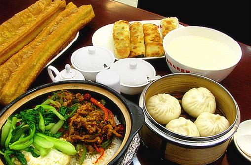 【早龍?jiān)绮驮趺礃印吭琮堅(jiān)绮突鸨猩讨? height="479" src="http://www.hengya989.cn/uploads/allimg/c190704/156221216362040-93S9.jpg" title="早龍?jiān)绮图用? width="700" />　　早龍?jiān)绮推放祈?xiàng)目是由廣州早龍?jiān)绮凸芾碛邢薰九c河南工業(yè)大學(xué)糧油食品學(xué)院共同研究開(kāi)發(fā)的明星面點(diǎn)項(xiàng)目。早龍?jiān)绮蛯?zhuān)注于五谷粗糧包點(diǎn)、飲品的早餐市場(chǎng)開(kāi)發(fā)，致力于打造成為中國(guó)營(yíng)養(yǎng)五谷包點(diǎn)品牌。早龍?jiān)绮推放圃诶^承和發(fā)揚(yáng)五谷為養(yǎng)這一中國(guó)核心膳食文化理念的基礎(chǔ)上，通過(guò)產(chǎn)品創(chuàng)新更加豐富了五谷有五色、五色養(yǎng)五臟這一樸素本質(zhì)的人類(lèi)膳食健康理念。<br />
　　早龍?jiān)绮蛨?jiān)持產(chǎn)品推黑色粗糧為主打的產(chǎn)品特色，通過(guò)黑色粗糧更營(yíng)養(yǎng)這一廣泛的顧客認(rèn)知，迅速?gòu)奈骞劝c(diǎn)行業(yè)脫穎而出，廣受市場(chǎng)贊譽(yù)。早龍?jiān)绮屯瞥缒Ｊ街苿伲a(chǎn)品線覆蓋一日三餐，“一店頂三店”的整日經(jīng)營(yíng)模式，極大提高了店面利用率與人工利用率，率先突破同行業(yè)單一的日經(jīng)營(yíng)模式。早龍?jiān)绮推放埔唤?jīng)推出，目前早龍?jiān)绮鸵呀?jīng)在廣東省、江蘇省、湖北省、四川省、福建省、上海市、重慶市等眾多大中城市開(kāi)設(shè)有100多家品牌門(mén)店。<br />
　　早龍?jiān)绮妥⒅厝粘＿\(yùn)營(yíng)，“3+2+1”產(chǎn)品模式及每月至少1款新品上市，保持著口味對(duì)顧客的持續(xù)吸引代理商/加盟商每季度的”3階能力提升培訓(xùn)“即技能入街培訓(xùn)、管理提升培訓(xùn)、深度經(jīng)營(yíng)培訓(xùn)，極大提升了門(mén)店的自主經(jīng)營(yíng)能力。早龍?jiān)绮妥⒅睾诵母?jìng)爭(zhēng)力的塑造，項(xiàng)目擁有“亞洲糧院”河南工大糧油食品學(xué)院聯(lián)合研發(fā)支撐，使得早龍?jiān)绮蛽碛懈鼜?qiáng)的配套保障與營(yíng)利能力。<br />
<h3>
	早龍?jiān)绮图用藘?yōu)勢(shì)</h3>
<img alt=